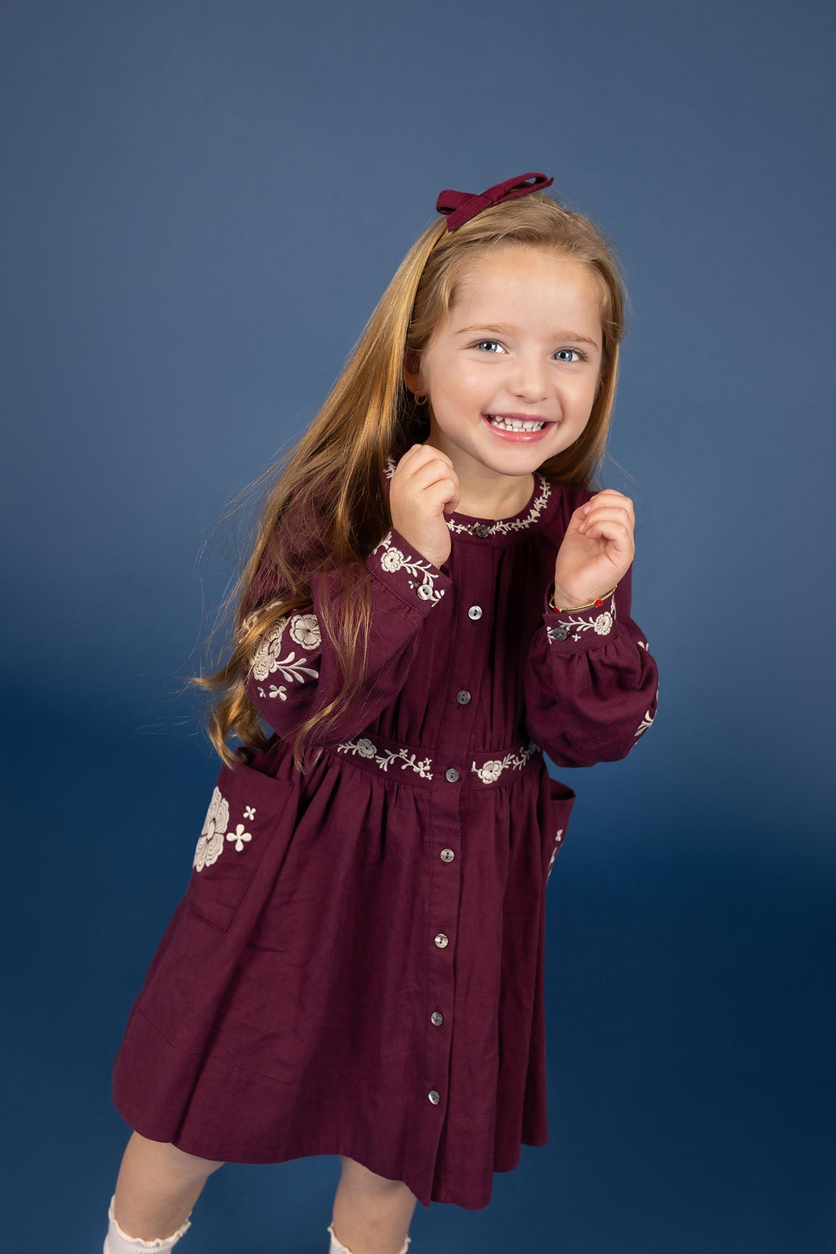 Robe en coton cintrée brodée de fleurs – Lie-de-vin