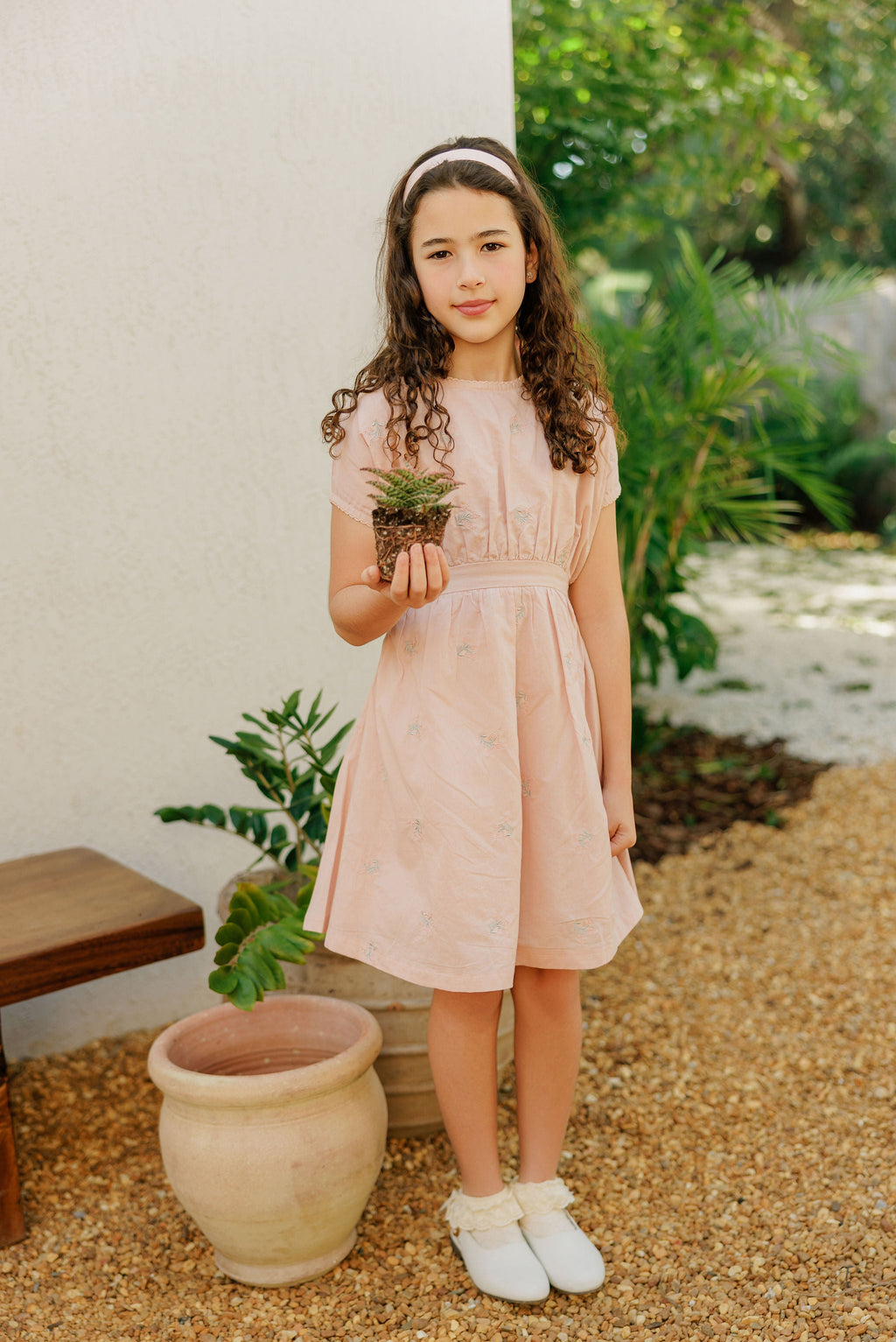 Robe rose courte à manches brodées motif fleuri pour fille