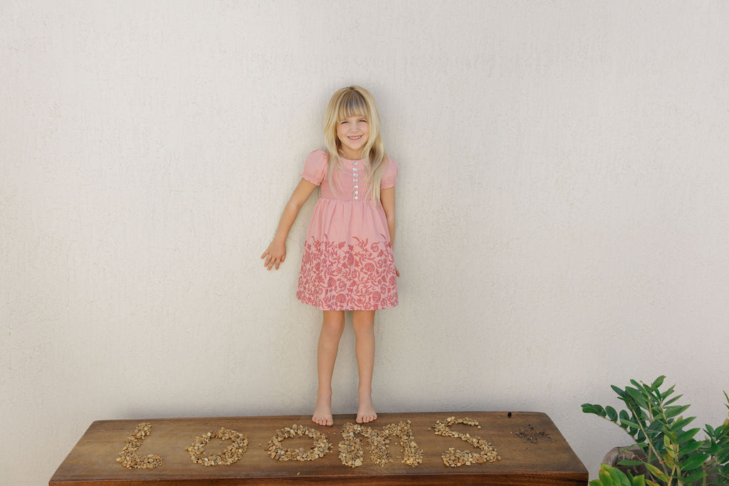 Robe florale smockée à manches courtes pour fille – Rose/Rouge