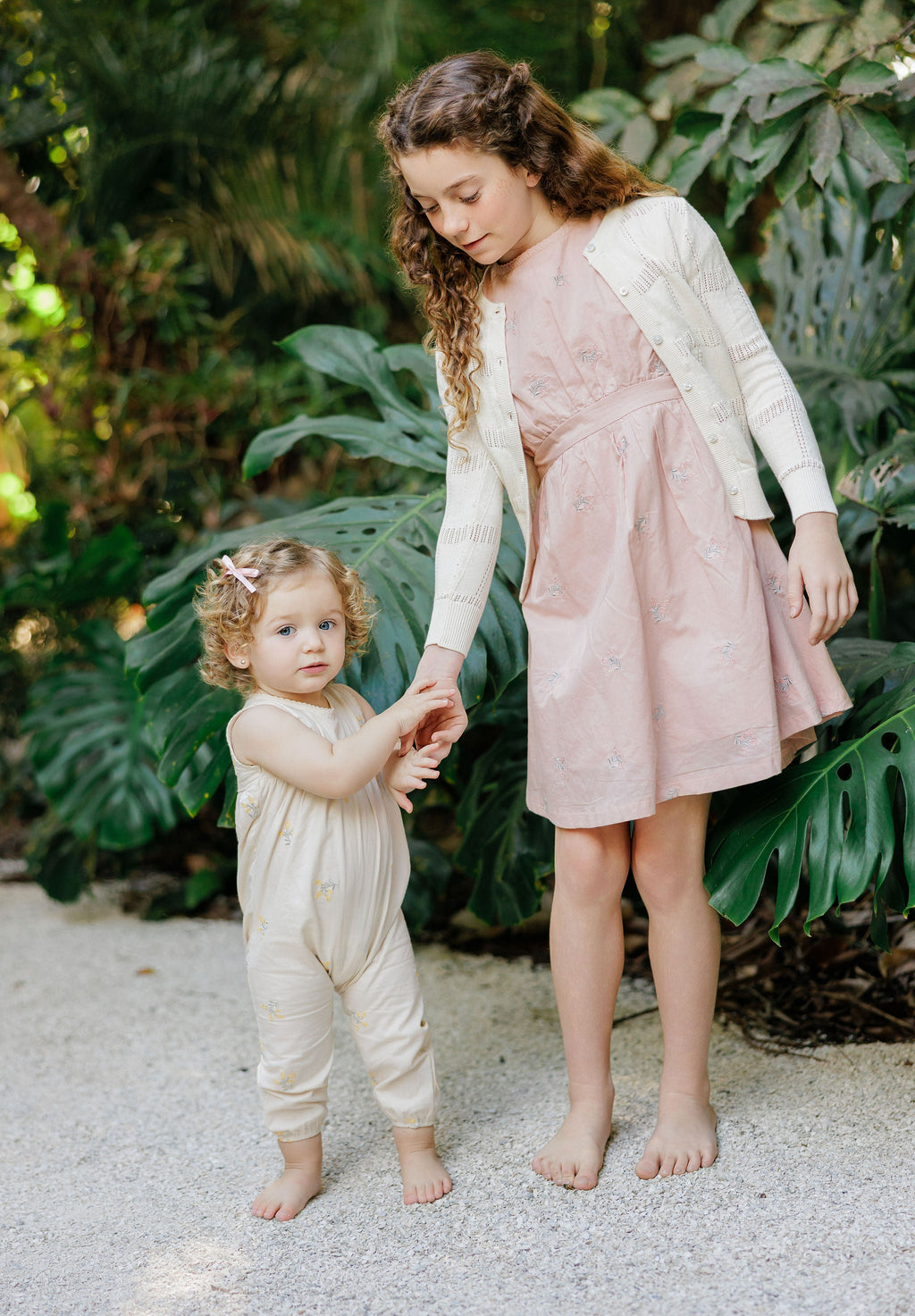 Robe rose courte à manches brodées motif fleuri pour fille