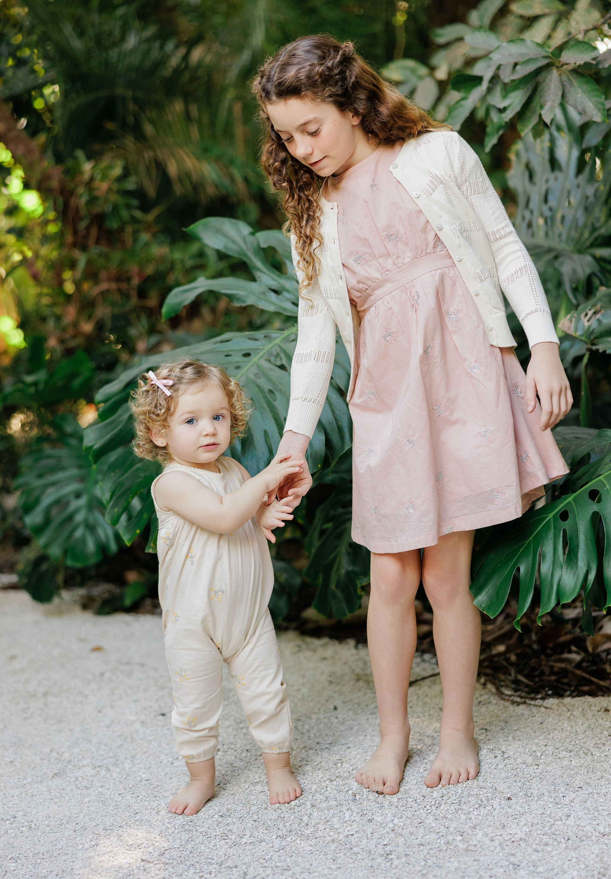 Robe fillette brodée de fleurs – Rose