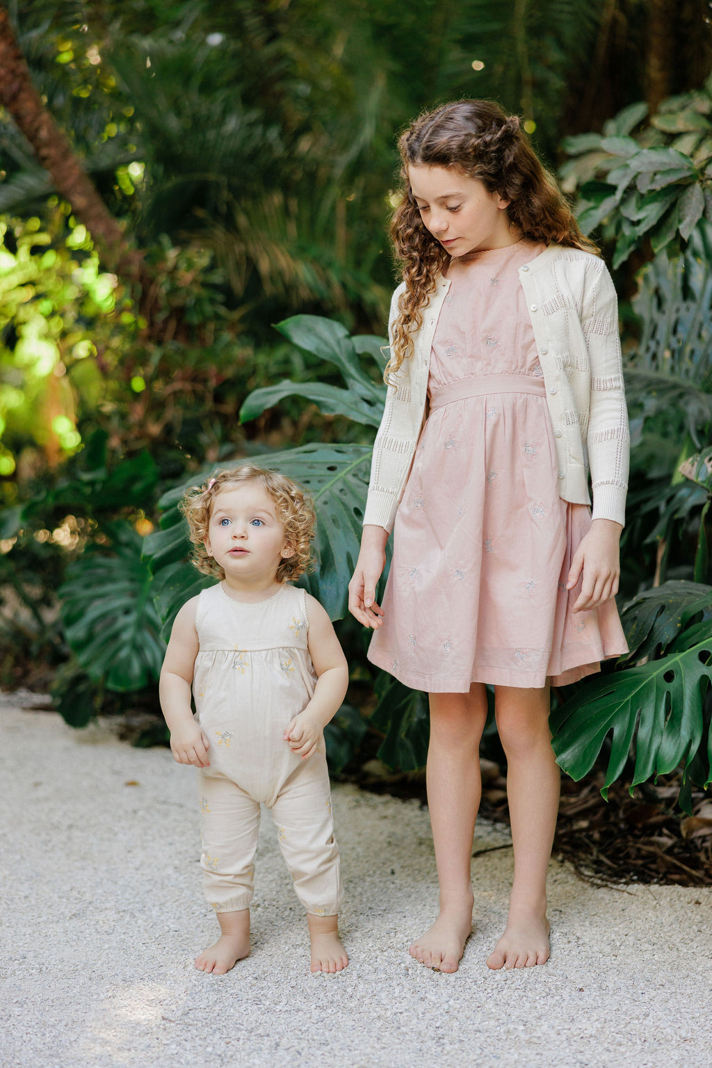 Robe fillette brodée de fleurs – Rose