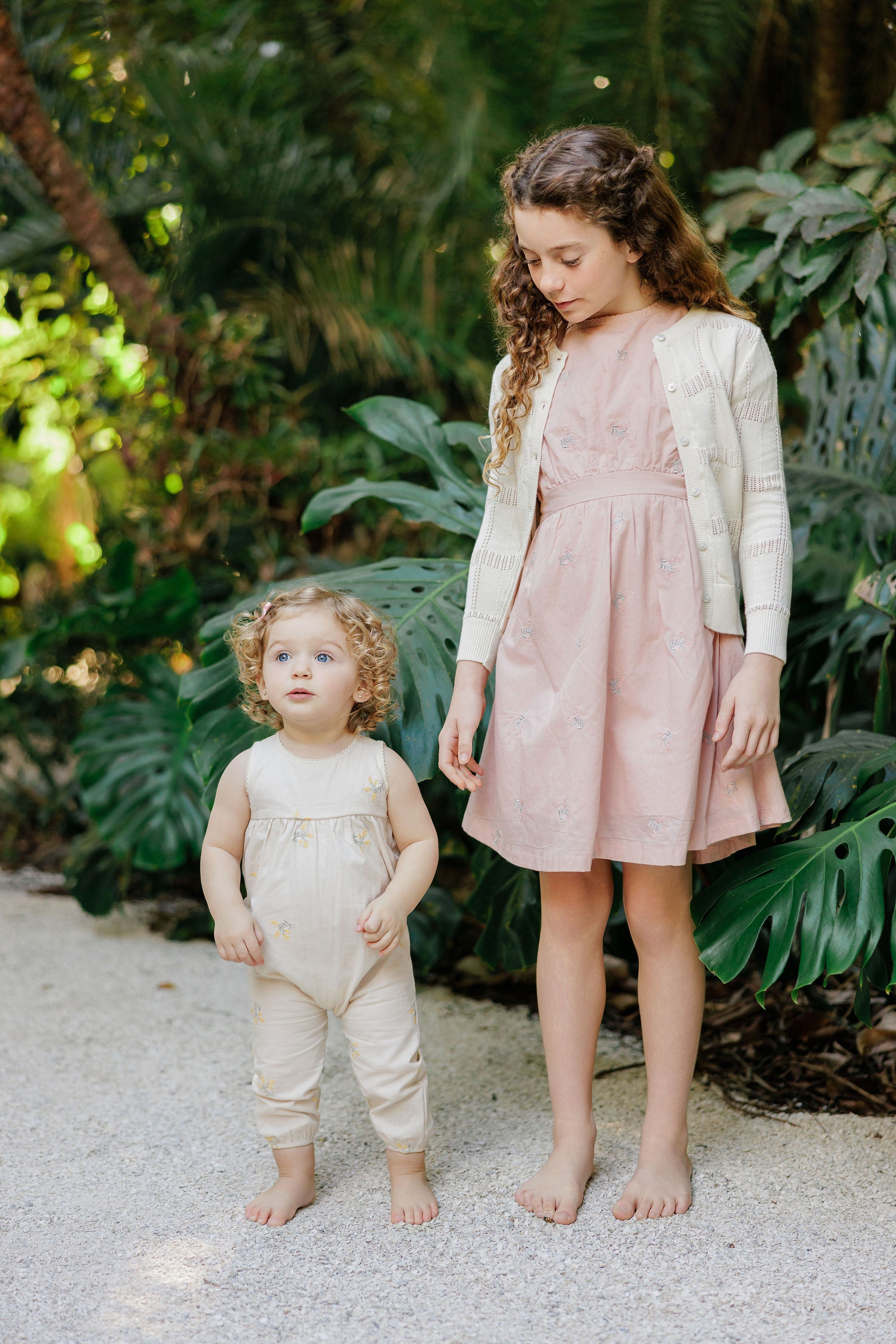 Robe fillette brodée de fleurs – Rose