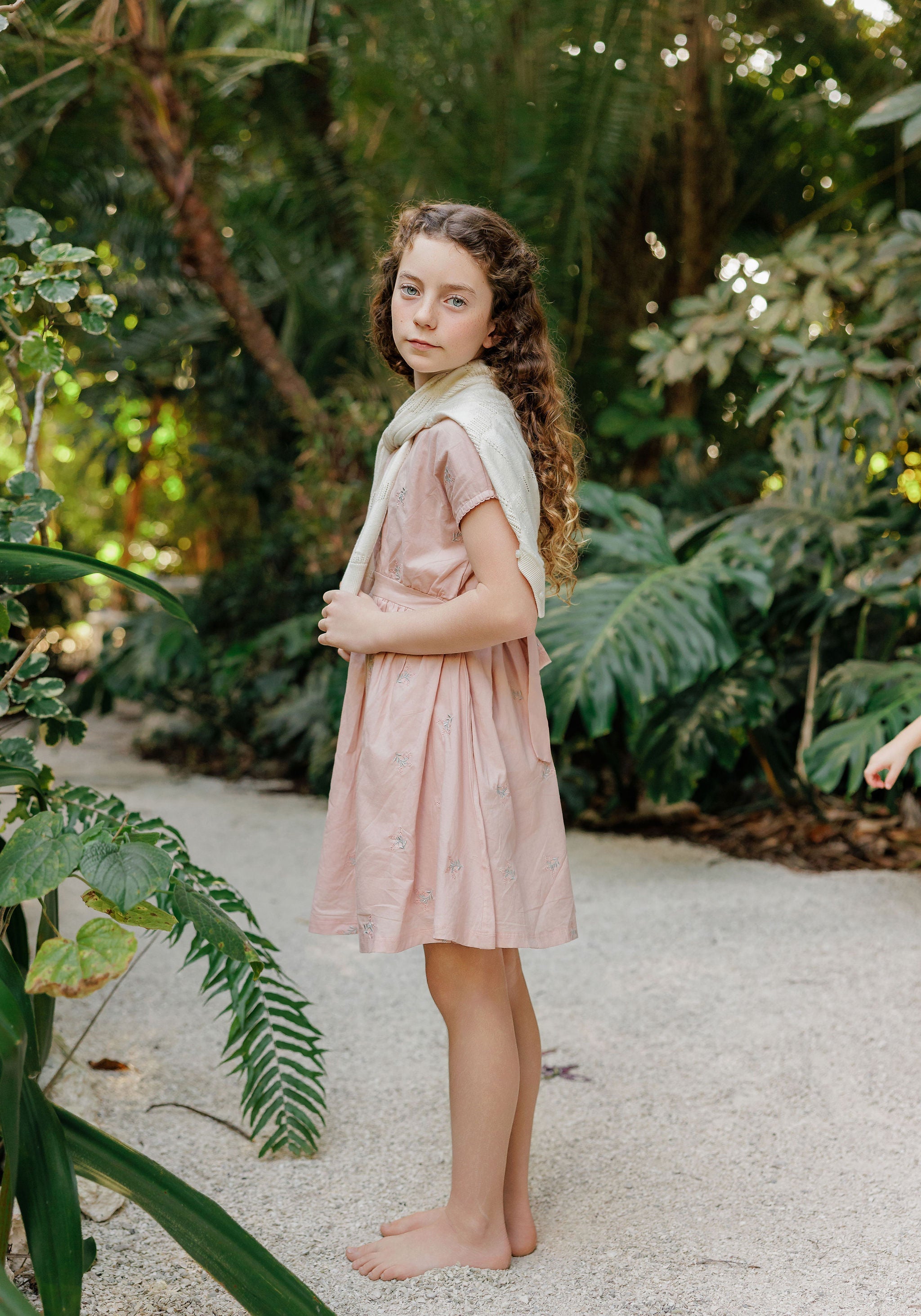 Robe rose courte à manches brodées motif fleuri pour fille