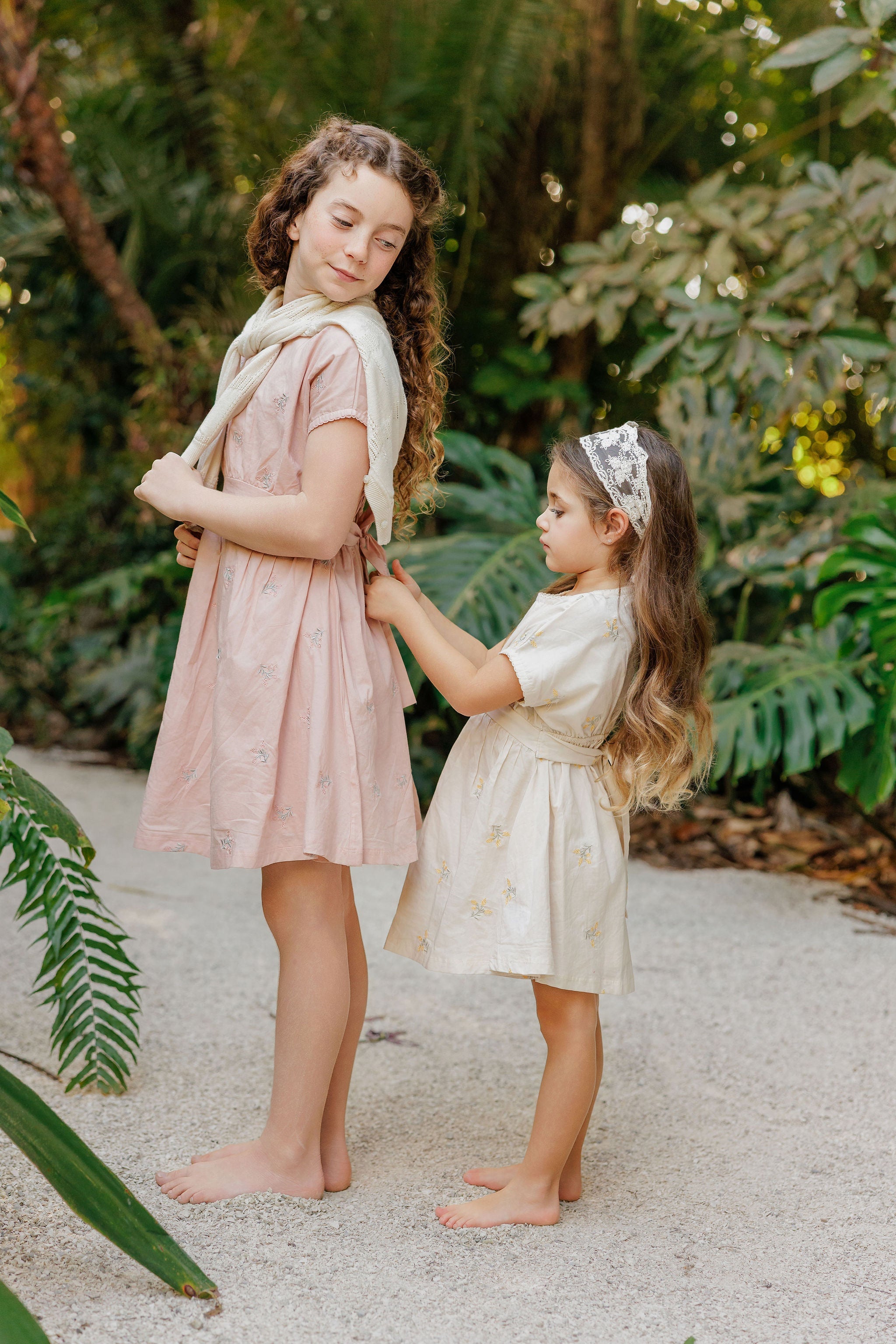 Robe Courte Fille Broderie Florale Manches Courtes – Ivoire