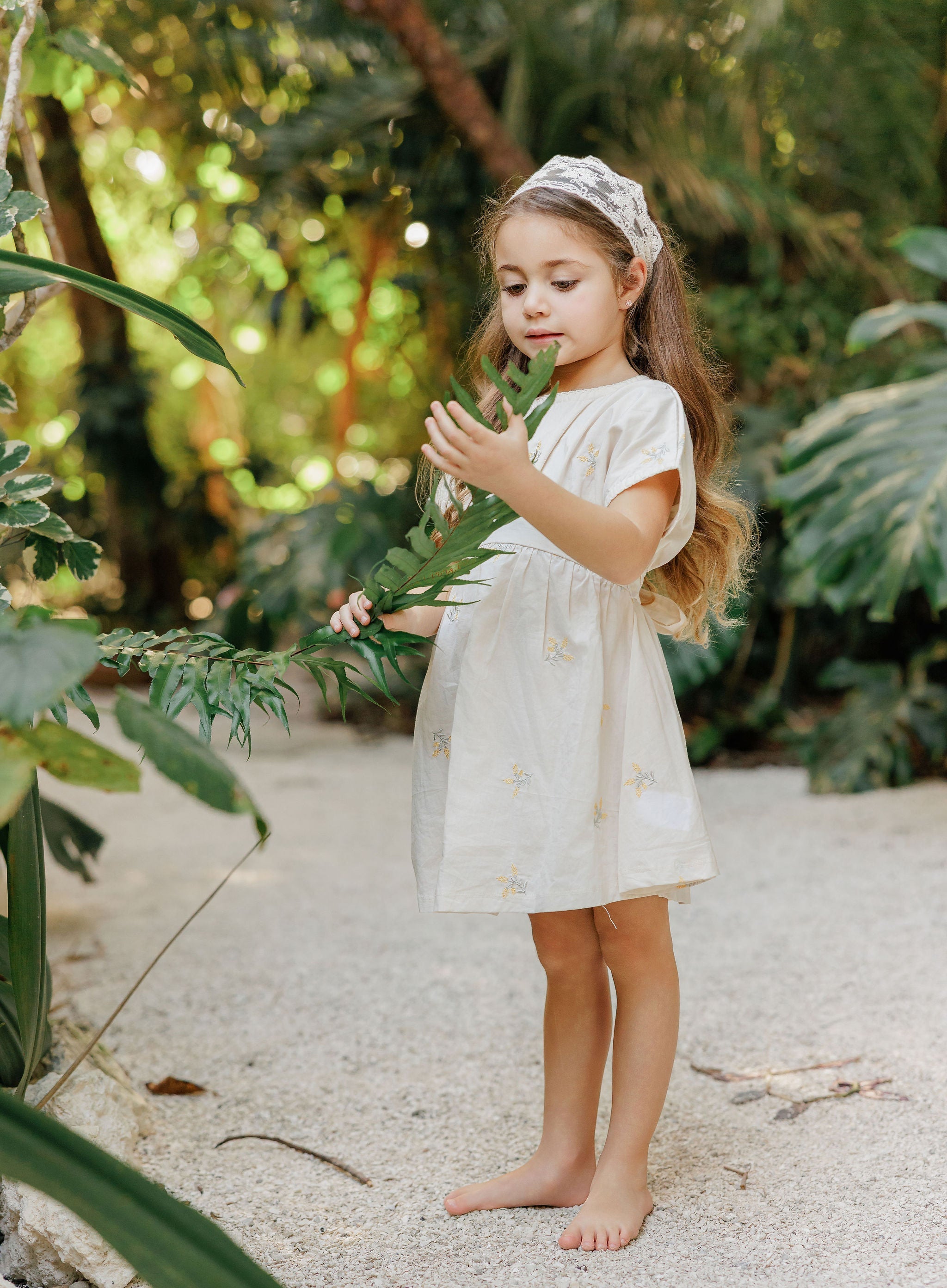 Robe Courte Fille Broderie Florale Manches Courtes – Ivoire
