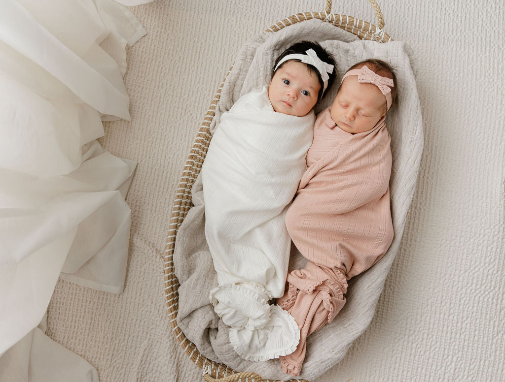 Ensemble de naissance en broderie anglaise avec liseré en dentelle