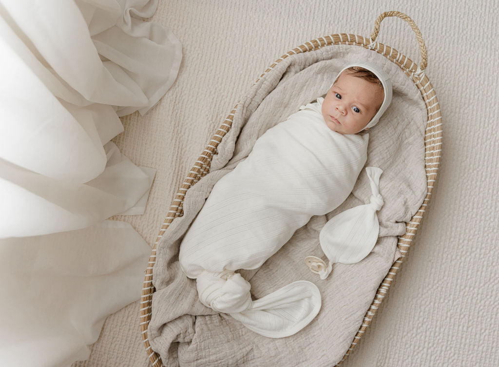 Ensemble de naissance en broderie anglaise avec liseré en dentelle