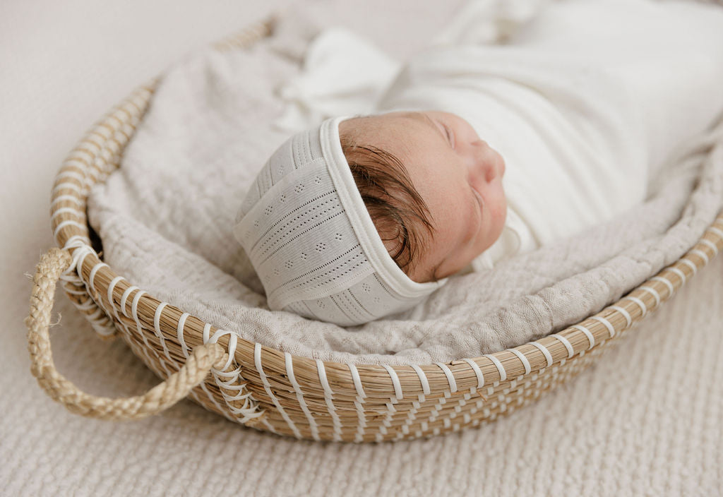 Ensemble de naissance en broderie anglaise avec liseré en dentelle