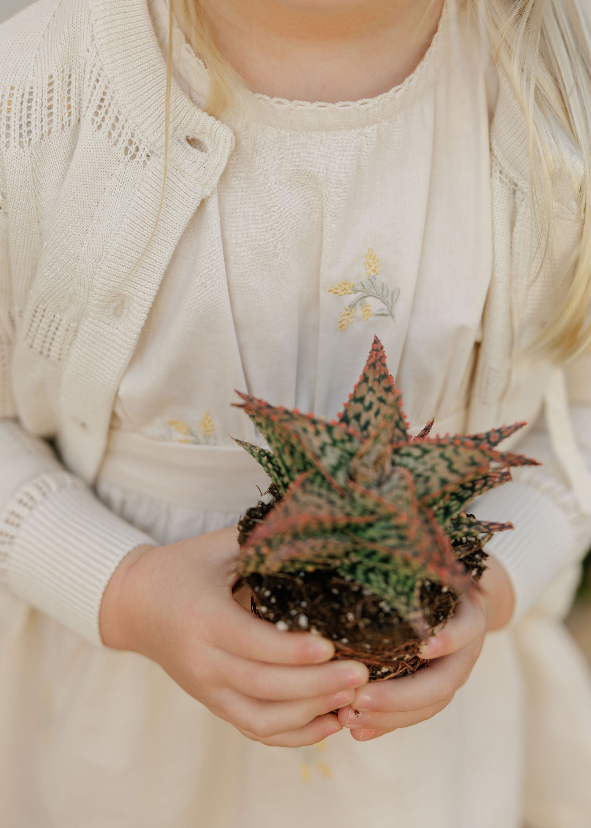 Robe florale brodée pour fille – Ivoire