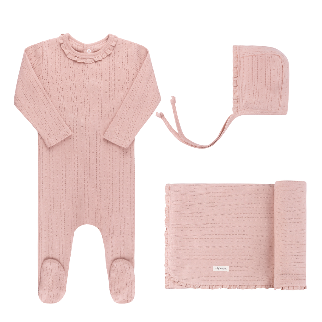 Ensemble de naissance en broderie anglaise avec liseré en dentelle