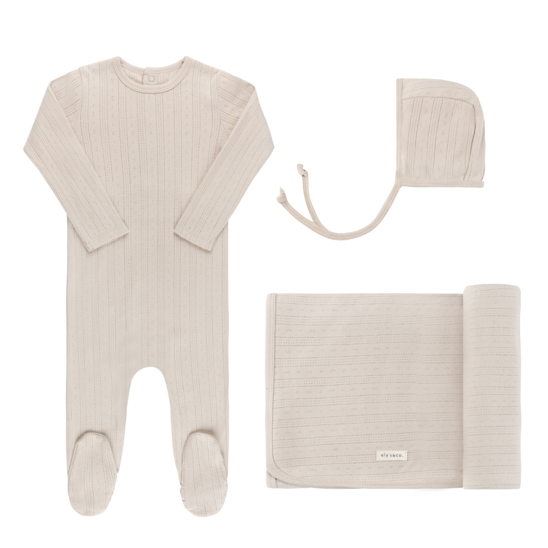 Ensemble de naissance en broderie anglaise avec liseré en dentelle