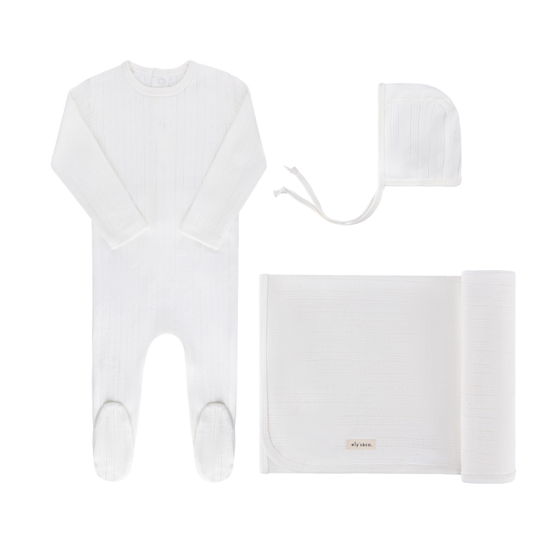 Ensemble de naissance en broderie anglaise avec liseré en dentelle
