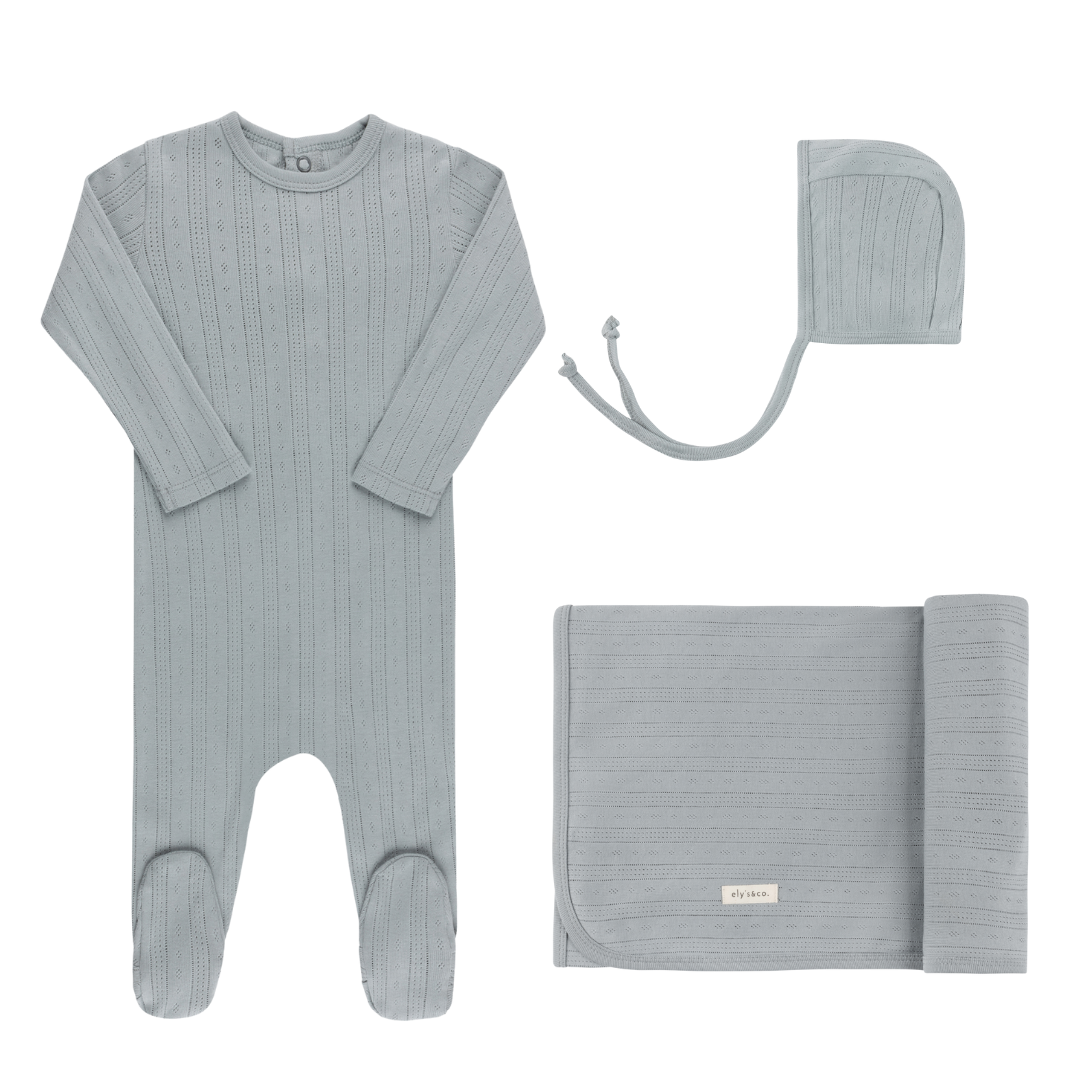 Ensemble de naissance en broderie anglaise avec liseré en dentelle