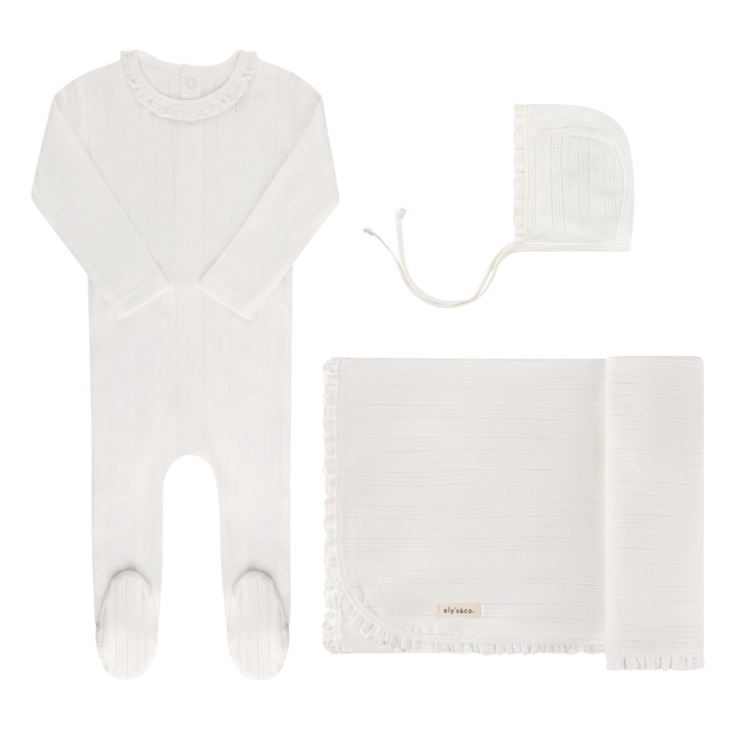 Ensemble de naissance en broderie anglaise avec liseré en dentelle